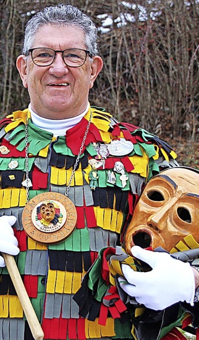 Arnfried Winterhalder stellt die Vielfalt der Holzmasken dar.  | Foto: Yvonne Wrth