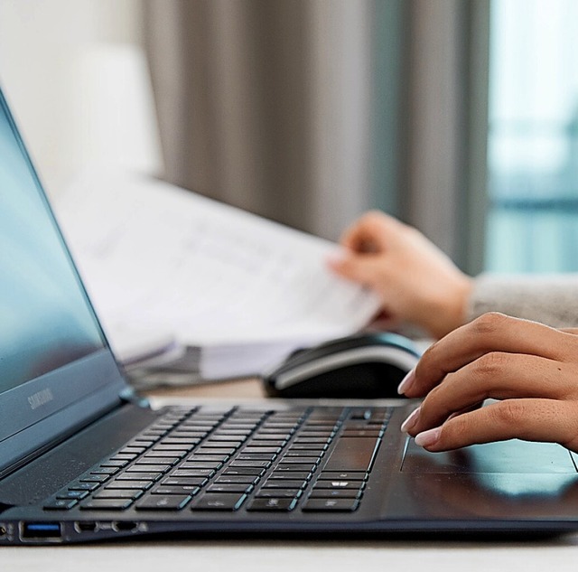 Die Computer, Notebooks und Server im Rathaus sind in die Jahre gekommen.  | Foto: Christin Klose (dpa)