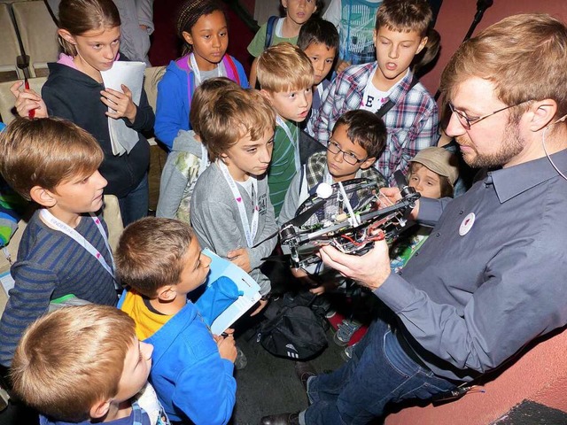 Wie funktioniert eine Drohne, lautete ...er Kinder-Uni brennend interessierte.   | Foto: Marion Rank