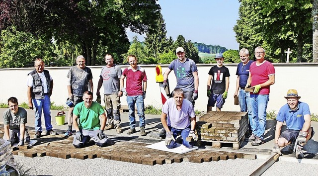 Viele packten an fr den neuen Parkplatz beim Wollbacher Friedhof.  | Foto: Rolf Rhein