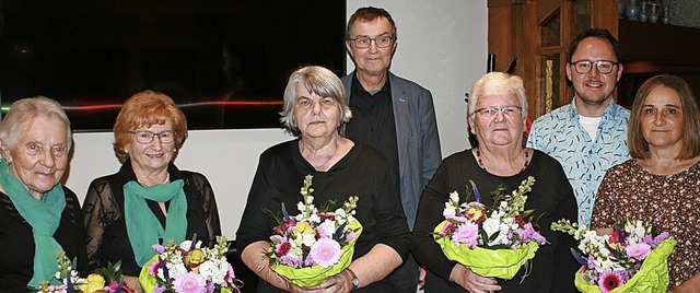 Voristzender Wolfgang Reiffer (hinten ...oos, Hannelore Ernst und Erika Keller.  | Foto: Verein