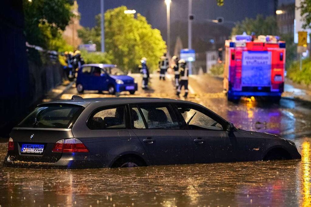 Ein Auto steht in einer überfluteten Autounterführung.  | Foto: Marijan Murat (dpa)