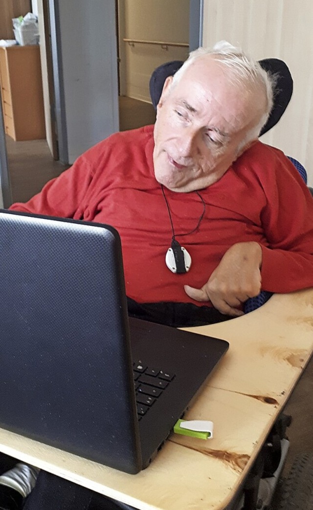 Uli Thier beim Schreiben an seinem Computer  | Foto: Juliana Eiland-Jung