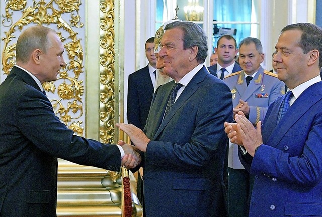 Mai 2018: Gerhard Schrder (Mitte) gra...r Wiederwahl als russischer Prsident.  | Foto: ALEXEY DRUZHININ (AFP)