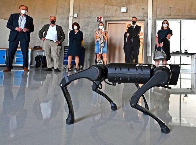 Eines der Forschungobjekte im Imbit ist der Roboterhund &#8222;Erwin&#8220;  | Foto: Michael Bamberger