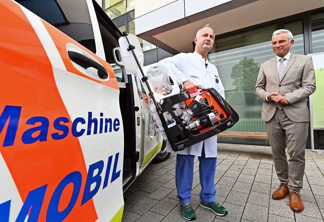 Christoph Benk (links) erluterte Inne...trobl die mobile Herz-Lungen-Maschine.  | Foto: Thomas Kunz