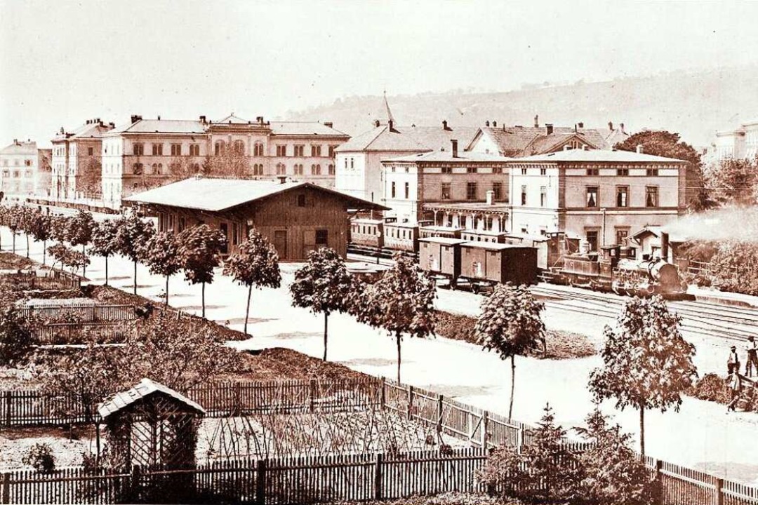 Ein Blick auf die neugebaute Hebelschule vom Lörracher Bahnhof um das Jahr 1880.  | Foto: Archiv (DLM)