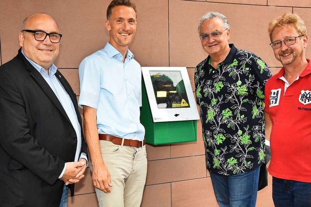 Die Mitglieder des Krankenuntersttzun...ster Raphael Walz einen Defibrillator.  | Foto: Andrea Steinhart