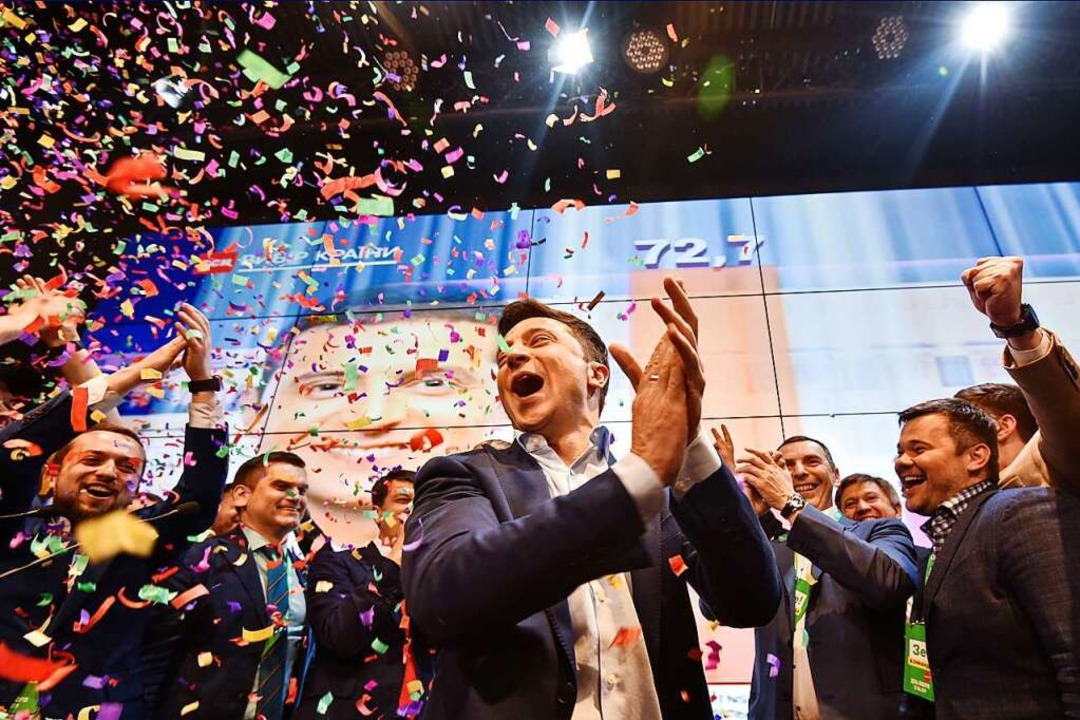 Der Sieger jubelt: Am 21. April 2019 w...räsidenten der Ukraine gewählt worden.  | Foto: GENYA SAVILOV (AFP)