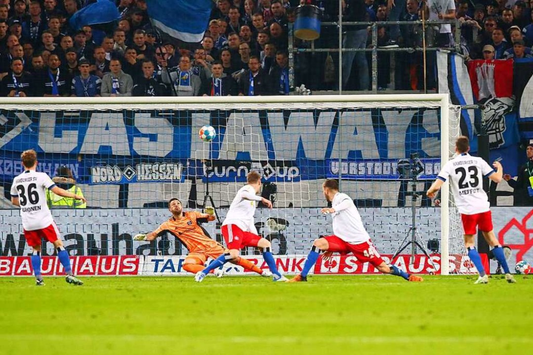 Halbfinale: Nicolas Höfler (rechts) er...:0 für den SC Freiburg, Endstand: 3:1.  | Foto: IMAGO/Michael Taeger