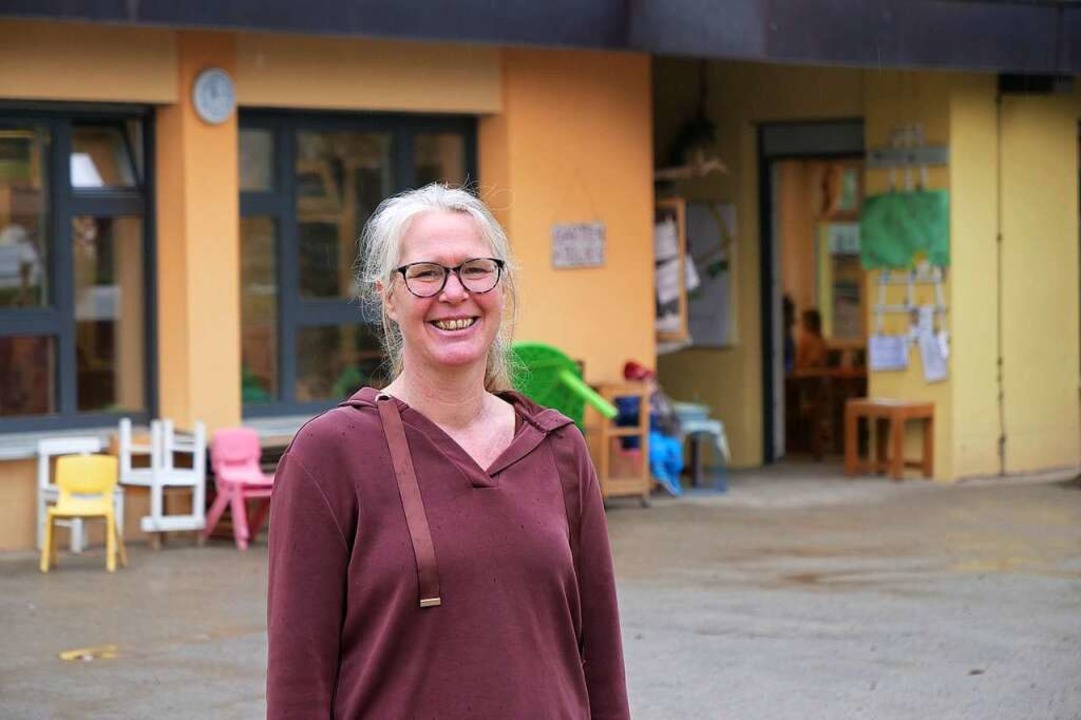Leiterin Julie Hamann vor dem Holzhauser Kindergarten  | Foto: chen