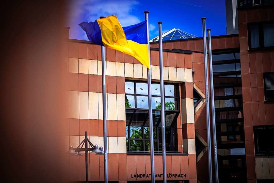 Vor dem Landratsamt weht die Flagge de...ins Gebäude möchte, muss Maske tragen.  | Foto: Jonas Hirt
