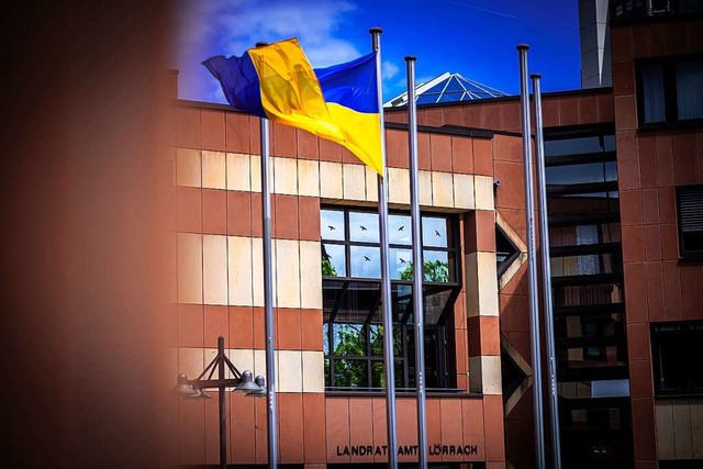Vor dem Landratsamt weht die Flagge de...ins Gebude mchte, muss Maske tragen.  | Foto: Jonas Hirt