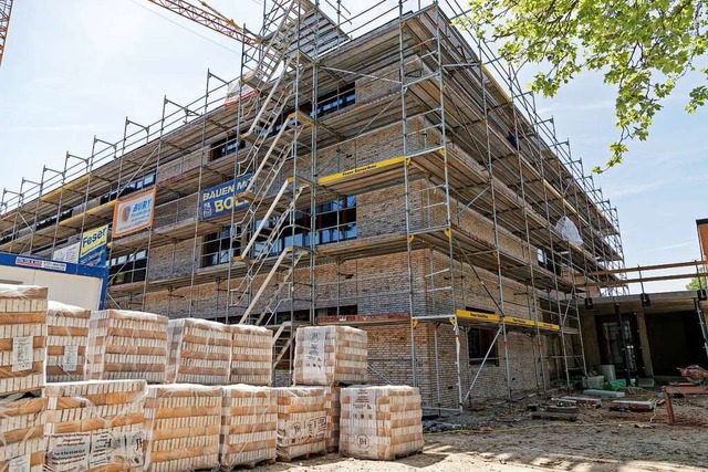 Der Neubau der Grundschule am Erle in ...schritte: Die Klinkerfassade entsteht.  | Foto: Martin Wendel