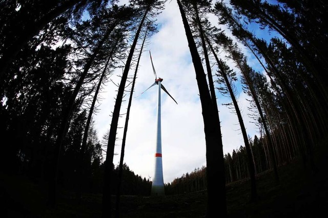 Der Ausbau der Windenergie soll beschl...u zehn Windkraftanlagen gebaut werden.  | Foto: Oliver Berg (dpa)