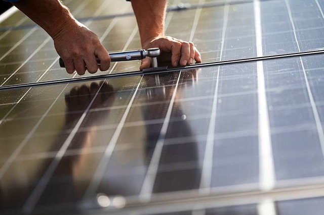 Die Nachfrage nach Solarmodulen ist derzeit hoch.   | Foto: Marijan Murat (dpa)