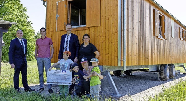 Spendenbergabe vor dem neuen Bauwagen...i Kindern des neuen Waldkindergartens.  | Foto: Volksbank Freiburg