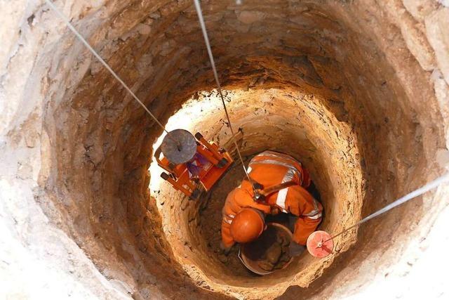 Archäologen graben in Wyhlen einen Brunnen aus