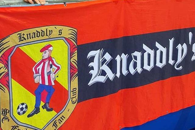 SC-Fanclub Knaddly’s fhrt mit seiner Zaunfahne zum Pokalfinale