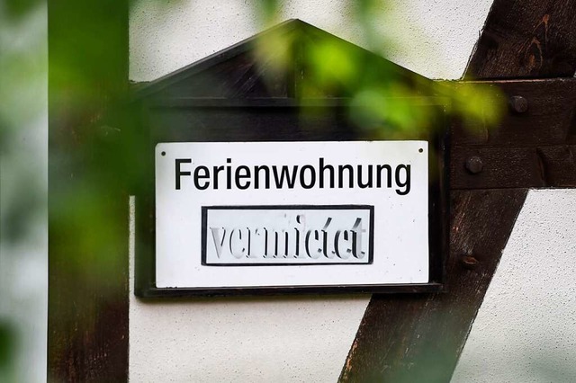 Der Ettenheimer Bauausschuss bert am ...g ber den Umgang mit Ferienwohnungen.  | Foto: Kira Hofmann (dpa)