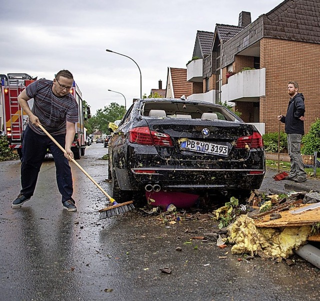 Aufrumarbeiten in Paderborn  | Foto: Lino Mirgeler (dpa)