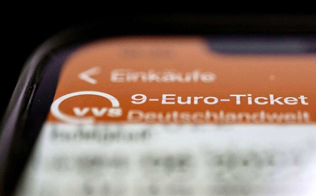 Ein 9 Euro Ticket des Verkehrs- und Ta...it fr 9 Euro pro Monat fahren knnen.  | Foto: Marijan Murat (dpa)