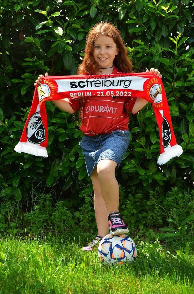 Talia zeigt, für wen sie im DFB-Pokalfinale die Daumen drückt. | Foto: Ulrike Sträter Talia zeigt, für wen sie im DFB-Pokalfinale die Daumen drückt. | Foto: Ulrike Sträter