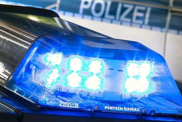 Unbekannte kratzen erneut Hass-Symbole in Autos in Freiburg