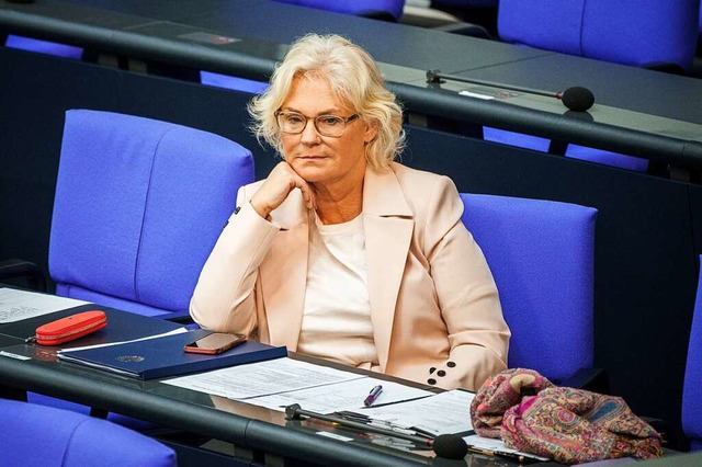 Christine Lambrecht (SPD), Verteidigun...Debatte im Plenarsaal des Bundestages.  | Foto: Michael Kappeler (dpa)