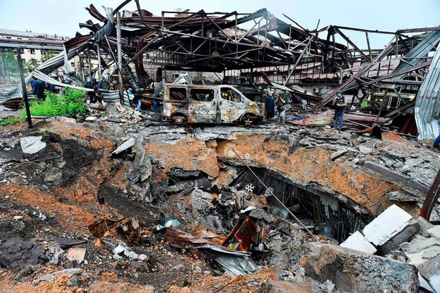 Teile des zerstrten Betriebsgelndes ...vstal in Mariupol (Foto von Mittwoch).  | Foto: OLGA MALTSEVA (AFP)