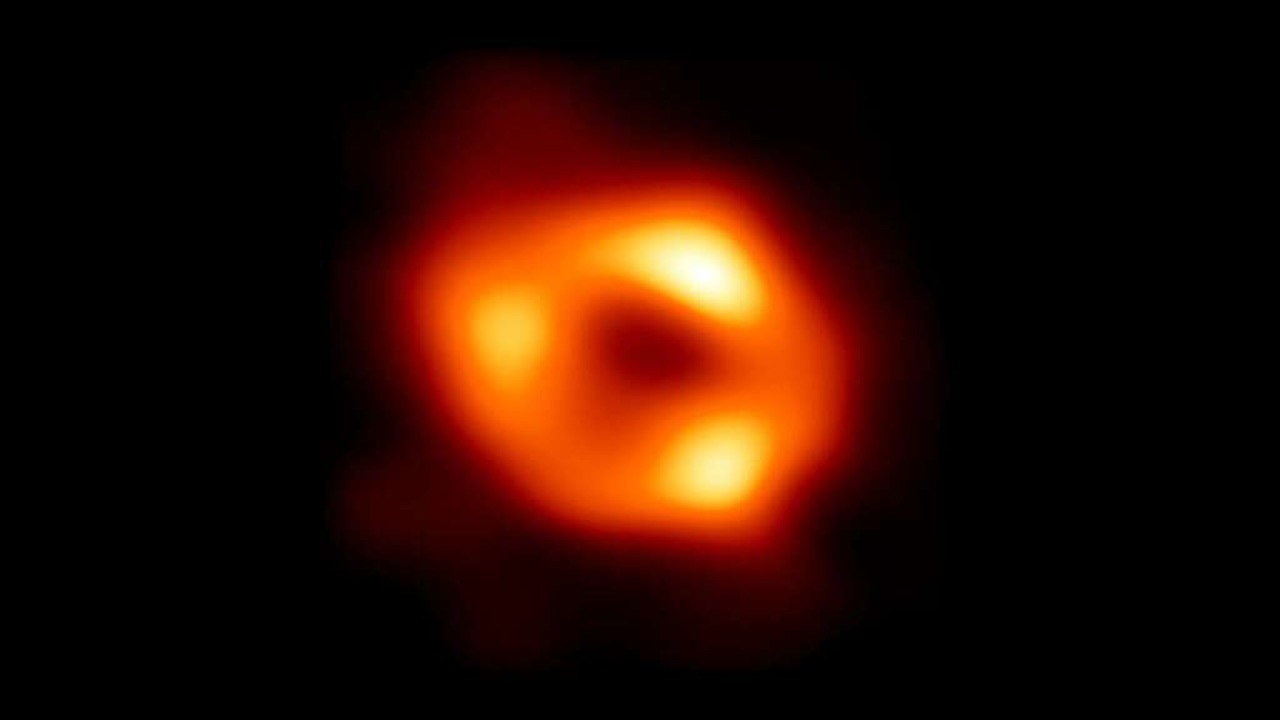 Das erste Bild von Sagittarius A*, dem Schwarzen Loch im Zentrum unser Galaxie.   | Foto: - (dpa)