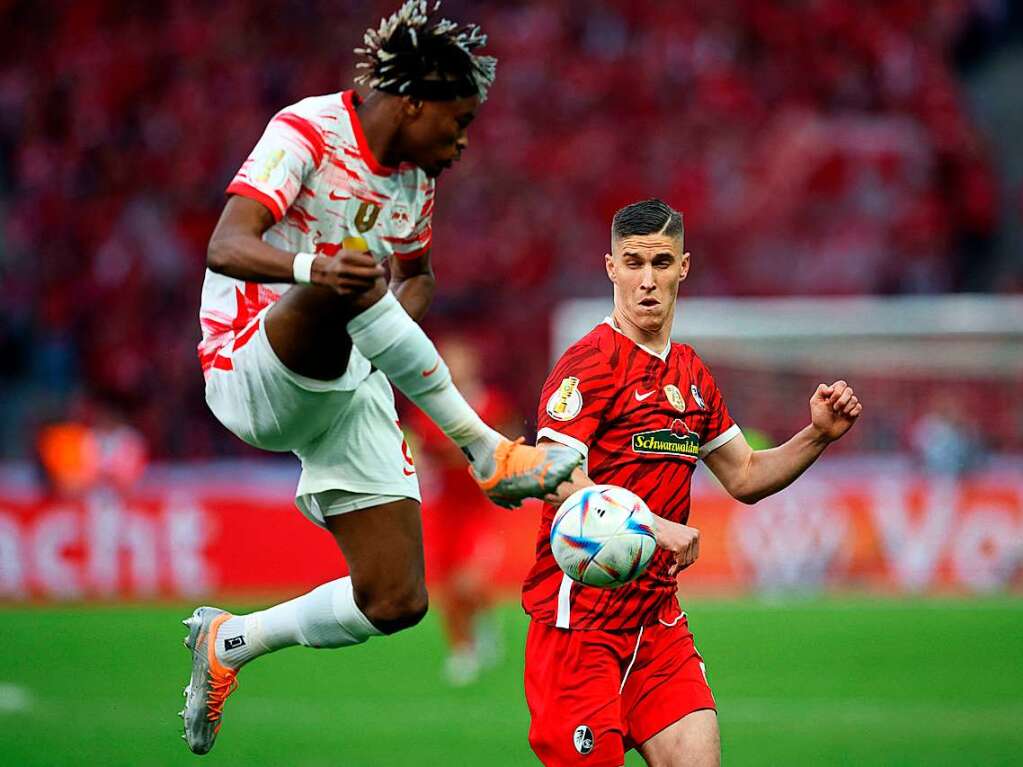 Mohamed Simakan von RB Leipzig am Ball.