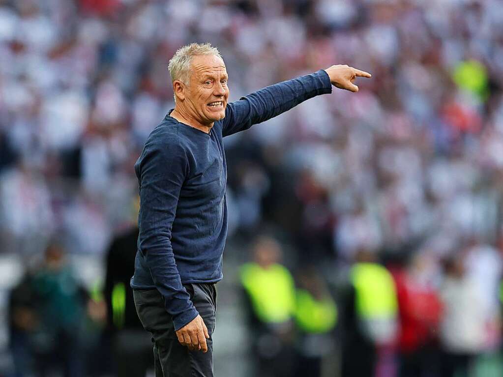 SC-Trainer Christian Streich gestikuliert an der Seitenlinie