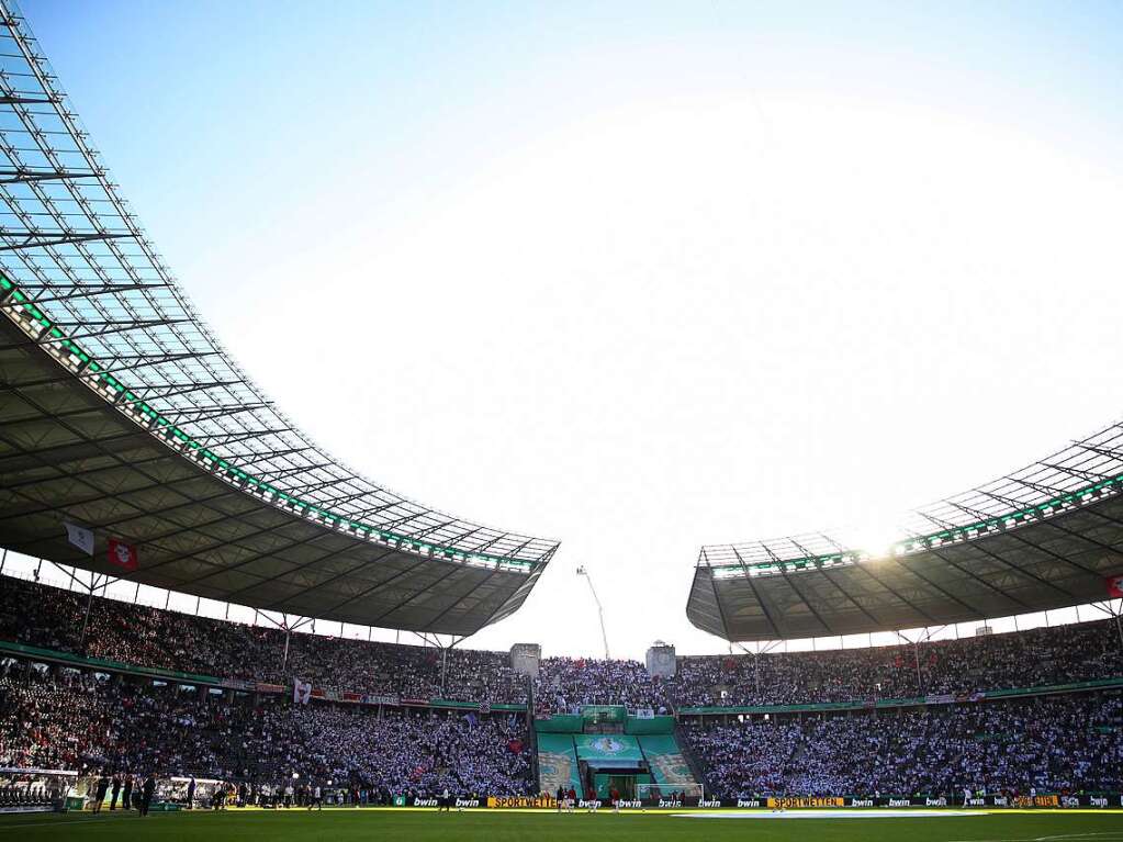 Strahlender Sonnenschein ber dem Olympiastadion