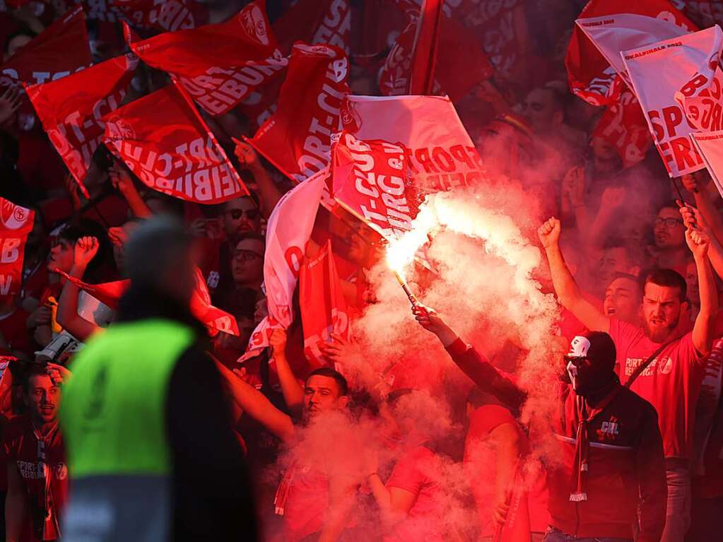 SC-Fans zndeten nach rund einer Viertelstunde Pyrotechnik.