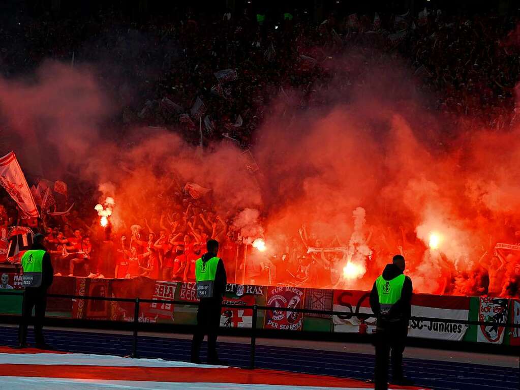 SC-Fans zndeten nach rund einer Viertelstunde Pyrotechnik.