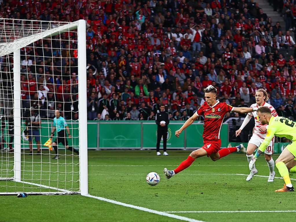 Nico Schlotterbeck (l) rettet den Ball neben Freiburgs Torhter Mark Flekken