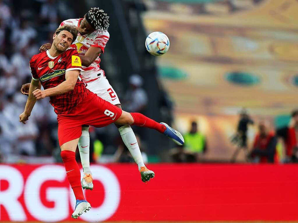 Freiburgs Lucas Hler und Leipzigs Mohamed Simakan im Kopfballduell.