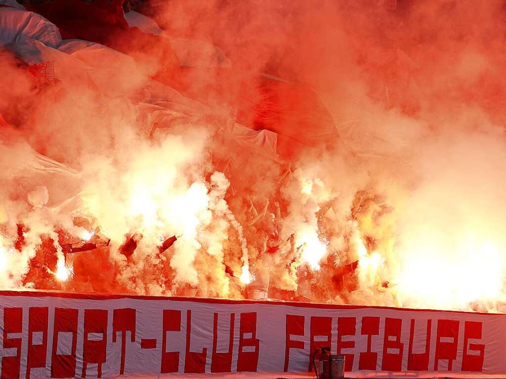 Auch nach der Halbzeitpause zndeten SC-Fans Pyrotechnik.