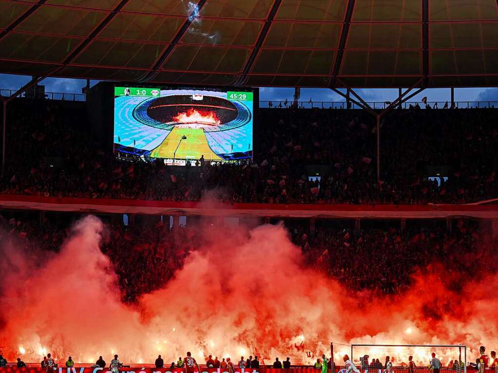 Auch nach der Halbzeitpause zndeten SC-Fans Pyrotechnik.