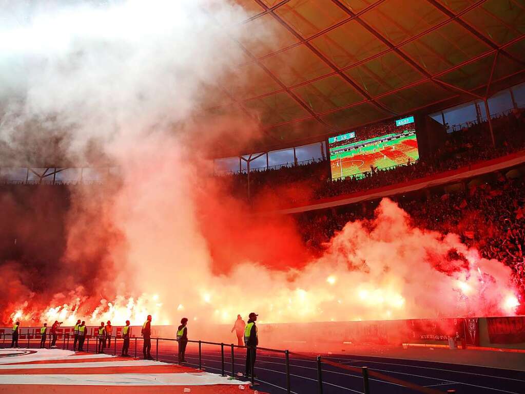 Auch nach der Halbzeitpause zndeten SC-Fans Pyrotechnik.