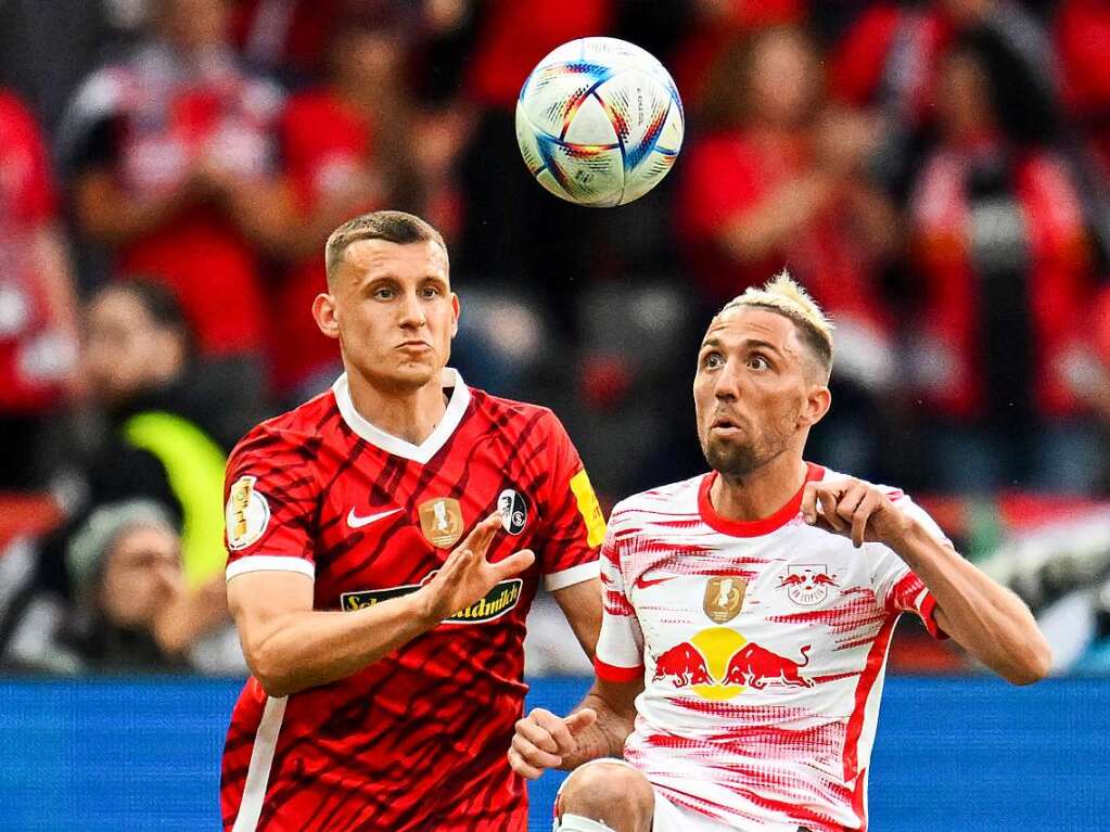 Maximilian Eggestein (l) und Leipzigs Kevin Kampl kmpfen um den Ball.