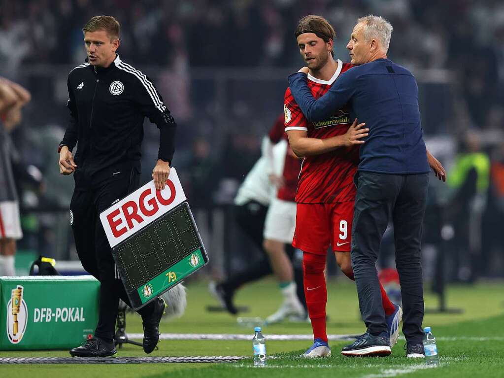 Freiburgs Trainer Christian Streich umarmt Lucas Hler nach Auswechslung