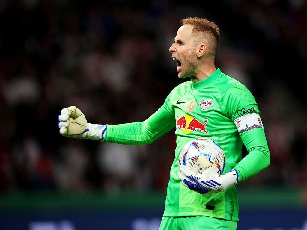 Leipzigs Torhter Peter Gulacsi freut sich ber eine abgewehrte Chance.