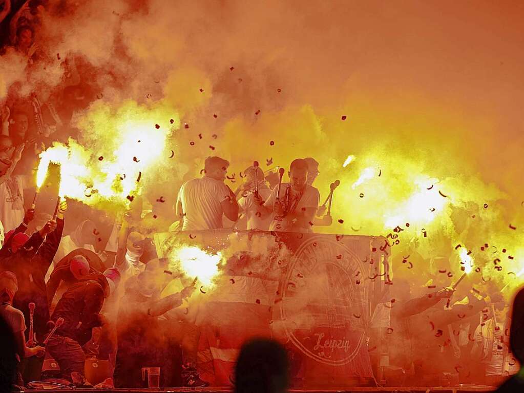 Leipziger Fans brennen Pyrotechnik ab.