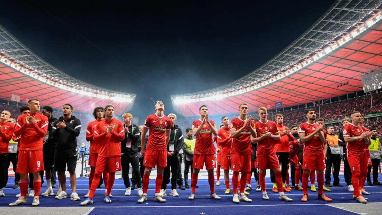 Das Team von Christian Streich bedank ...or der Kurve der Fans für den Support.  | Foto: THOMAS KIENZLE (AFP)