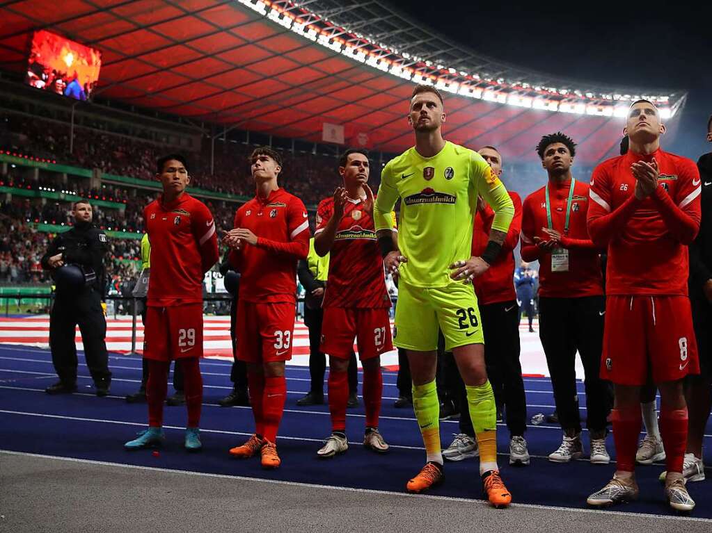 Das SC-Team nach der Niederlage vor der Fankurve.