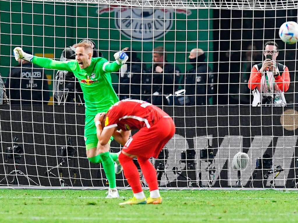 Ermedin Demirovic nach seinem verschossenen Elfmeter, der den Leipziger Sieg