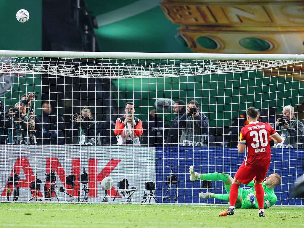 Christian Gnter scheitert gegen Leipzigs Torhter Gulacsi.