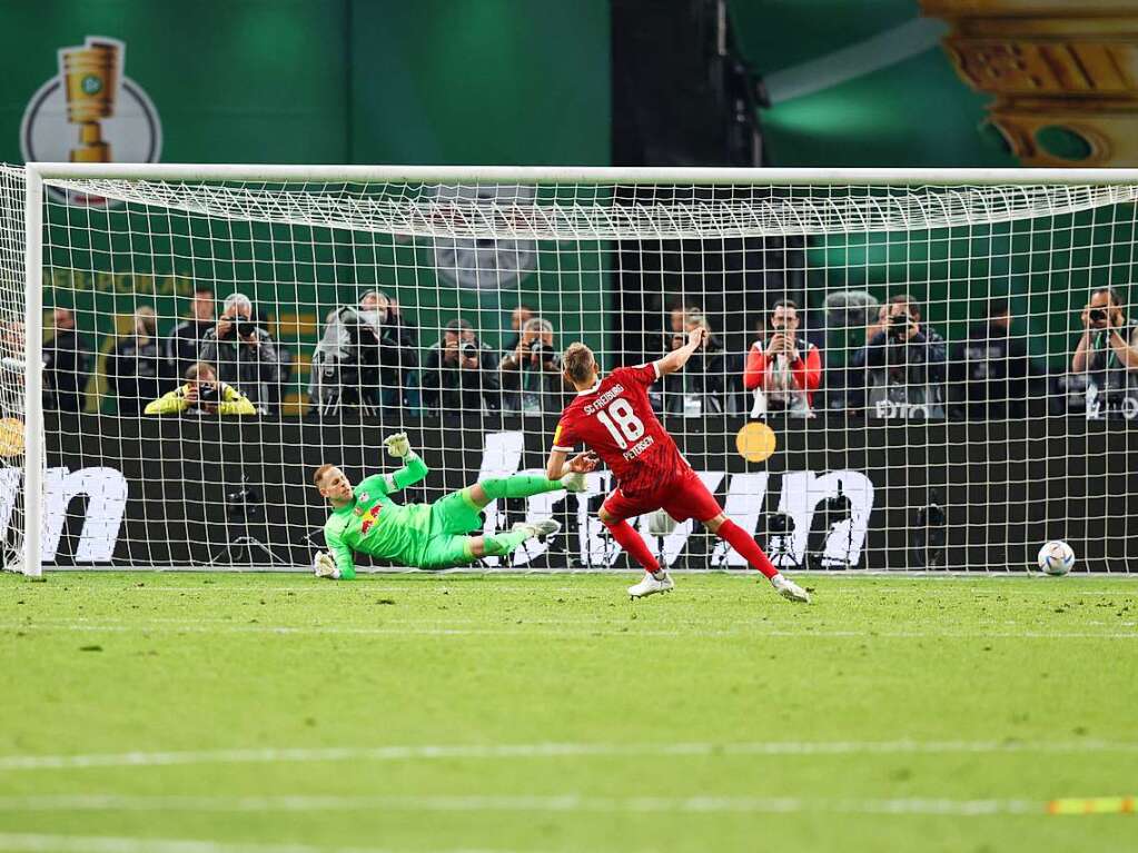 Nils Petersen erzielt einen Elfmeter gegen Leipzigs Torhter Peter Gulacsi